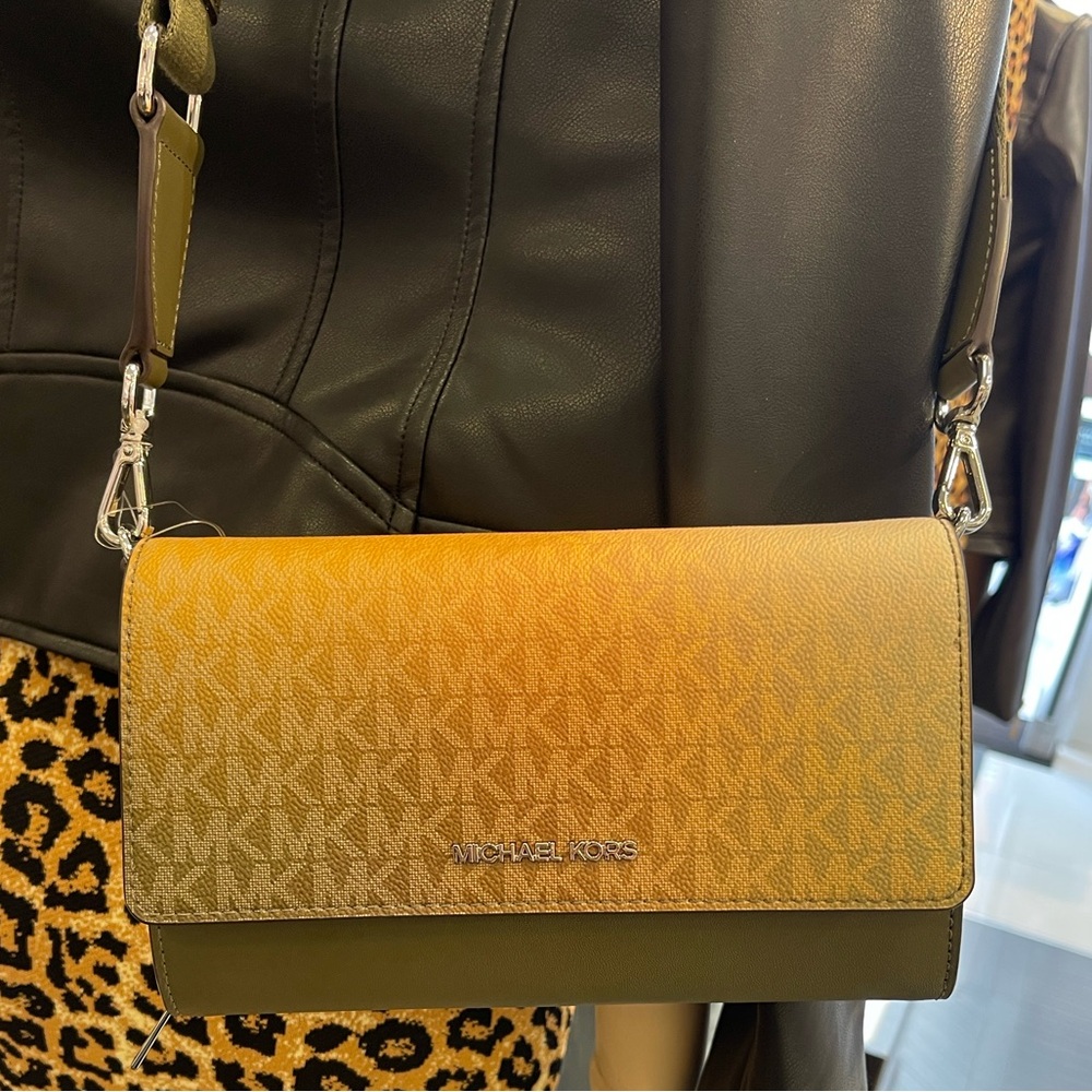 MICHAEL KORS Jet Set Large Ombré Signature Logo Crossbody Bag
Olive Multi 
NWT - Picture 9 of 16